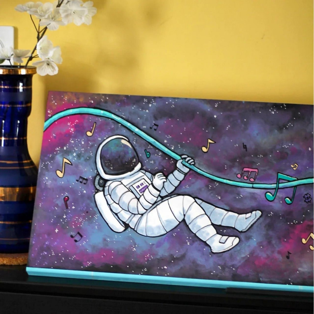 vue de détail de l'astronaute, entouré de petites notes de musique colorées